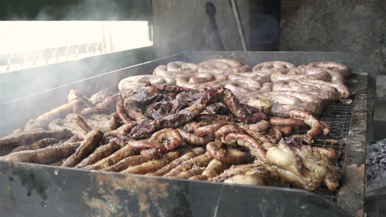 烤肉架上的一大块肉视频素材