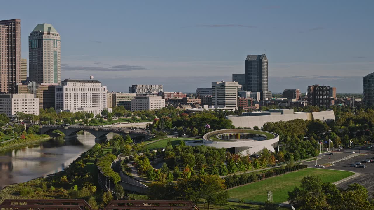 俄亥俄州哥伦布市航拍v19低空立交桥，捕捉市中心风景如画的景色，展示城市城市景观，湛蓝天空下的桥梁-使用Inspire 38k拍摄- 2023年9月21日视频素材