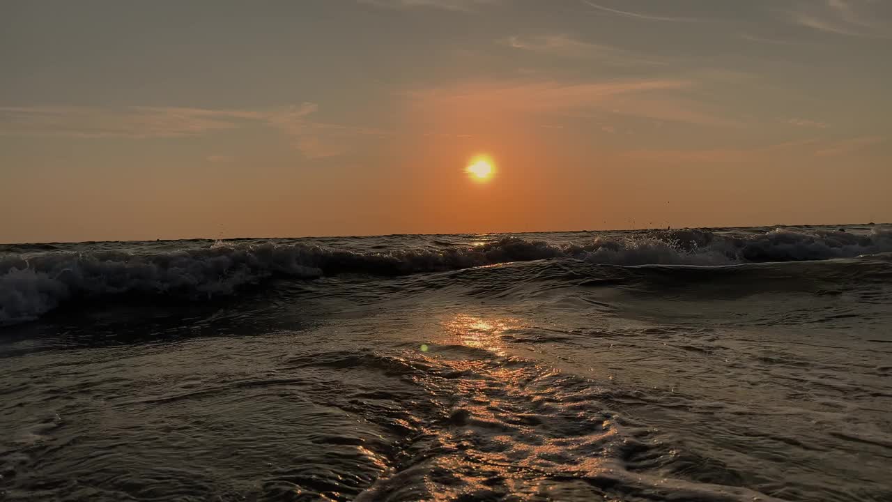 日落时的海浪。慢镜头视频素材