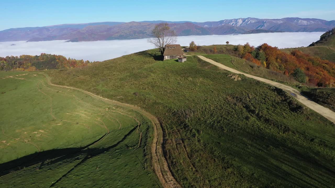 鸟瞰秋日乡村山间宅基地、木屋视频下载