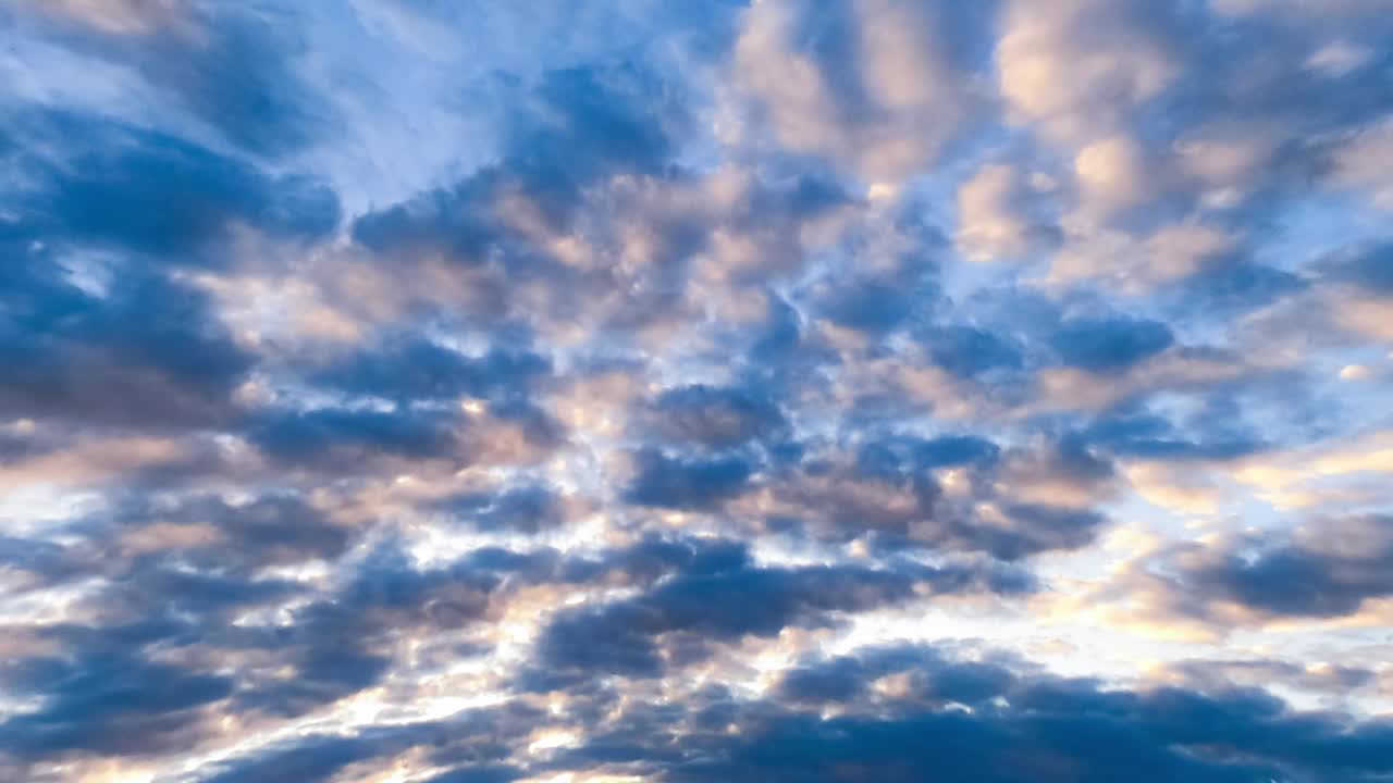 夏日碧蓝的天空随浮云流逝。流动的阳光风景天空。视频下载