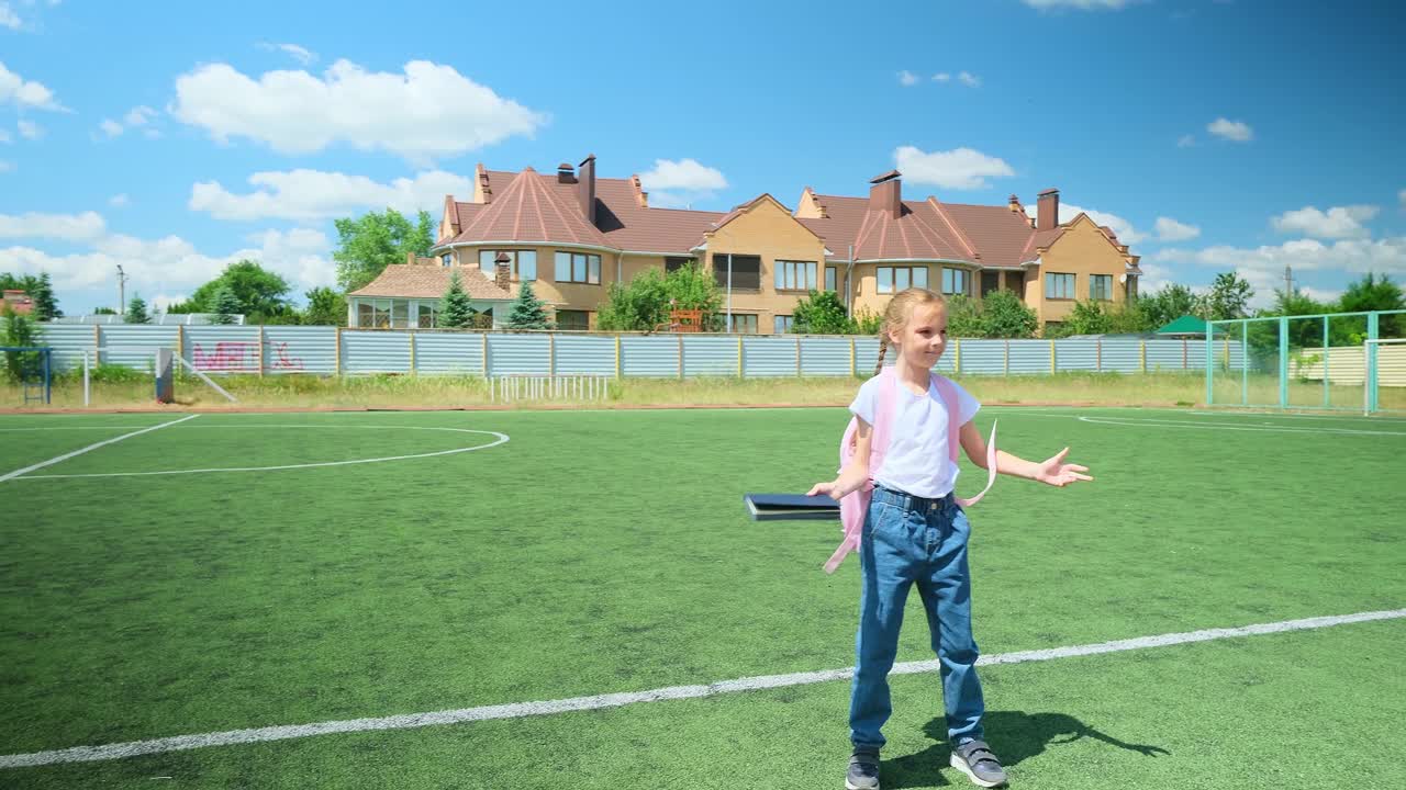 小学女生放学回家后在操场上尽情地蹦蹦跳跳视频下载