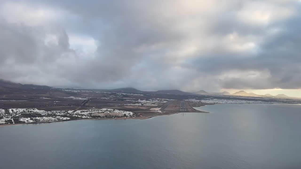 身临其境的飞行员视角，实时接近兰萨罗特机场跑道。观点,废票。4 k视频素材