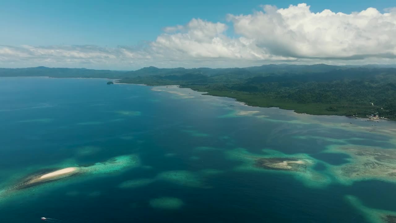 热带岛屿海面鸟瞰图。菲律宾。视频下载