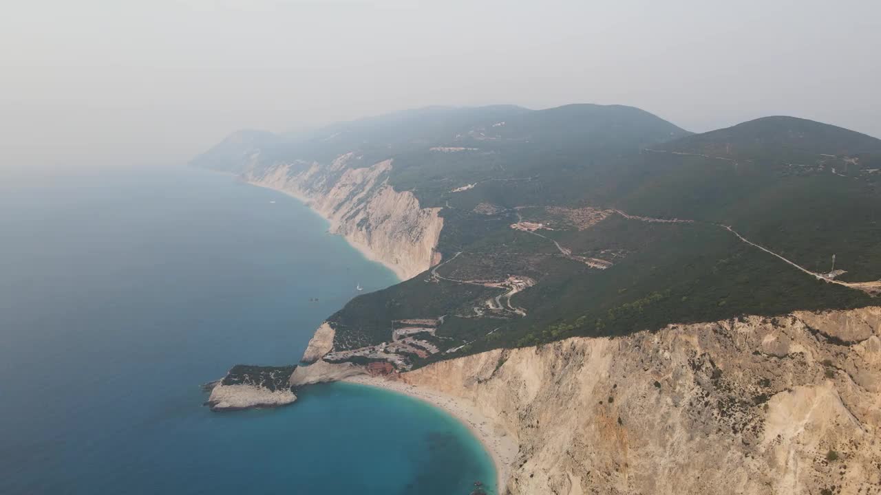 希腊爱奥尼亚群岛莱夫卡达海岸线鸟瞰图视频素材