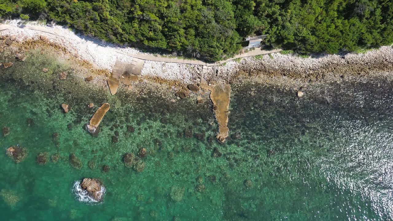 鸟瞰亚得里亚海上有岩石和悬崖的荒野海滩视频素材