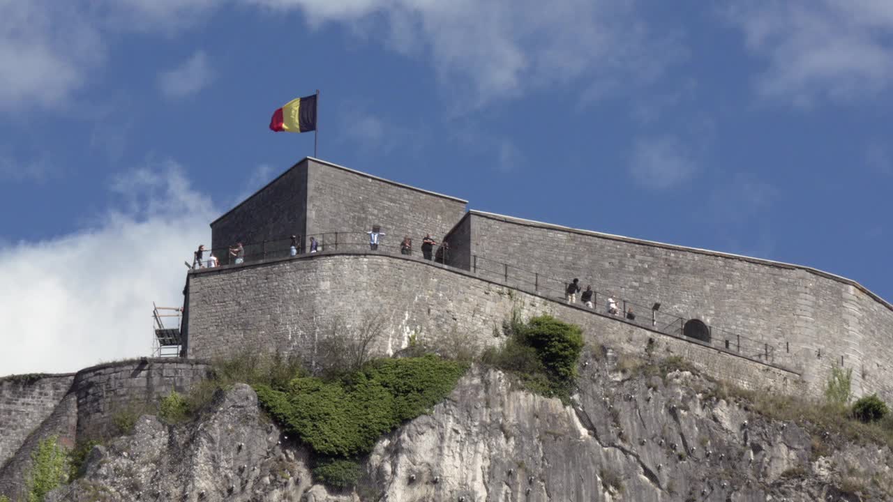 比利时国旗飘扬在迪南城堡上空。视频素材