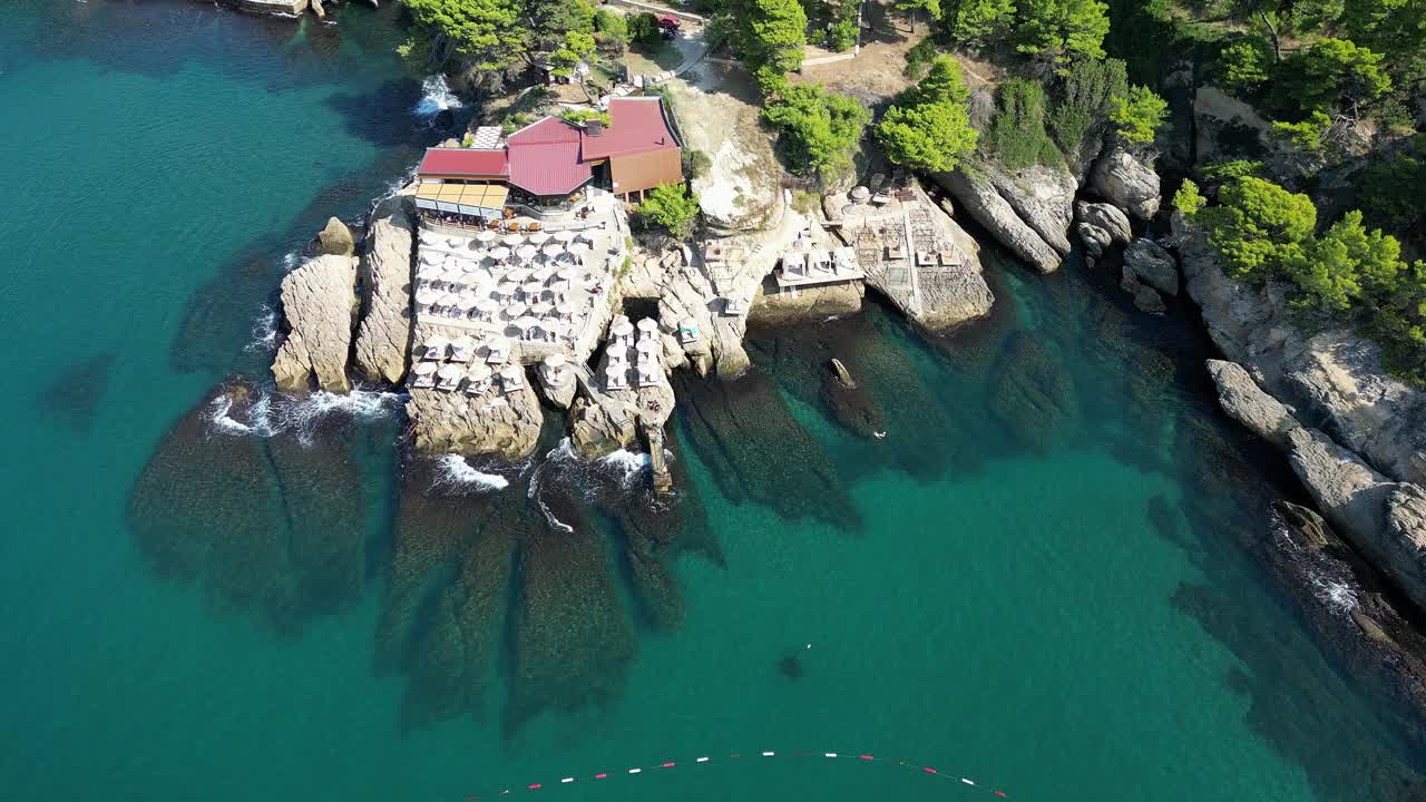 鸟瞰地中海沿岸风景如画的悬崖峭壁中的海滩视频素材