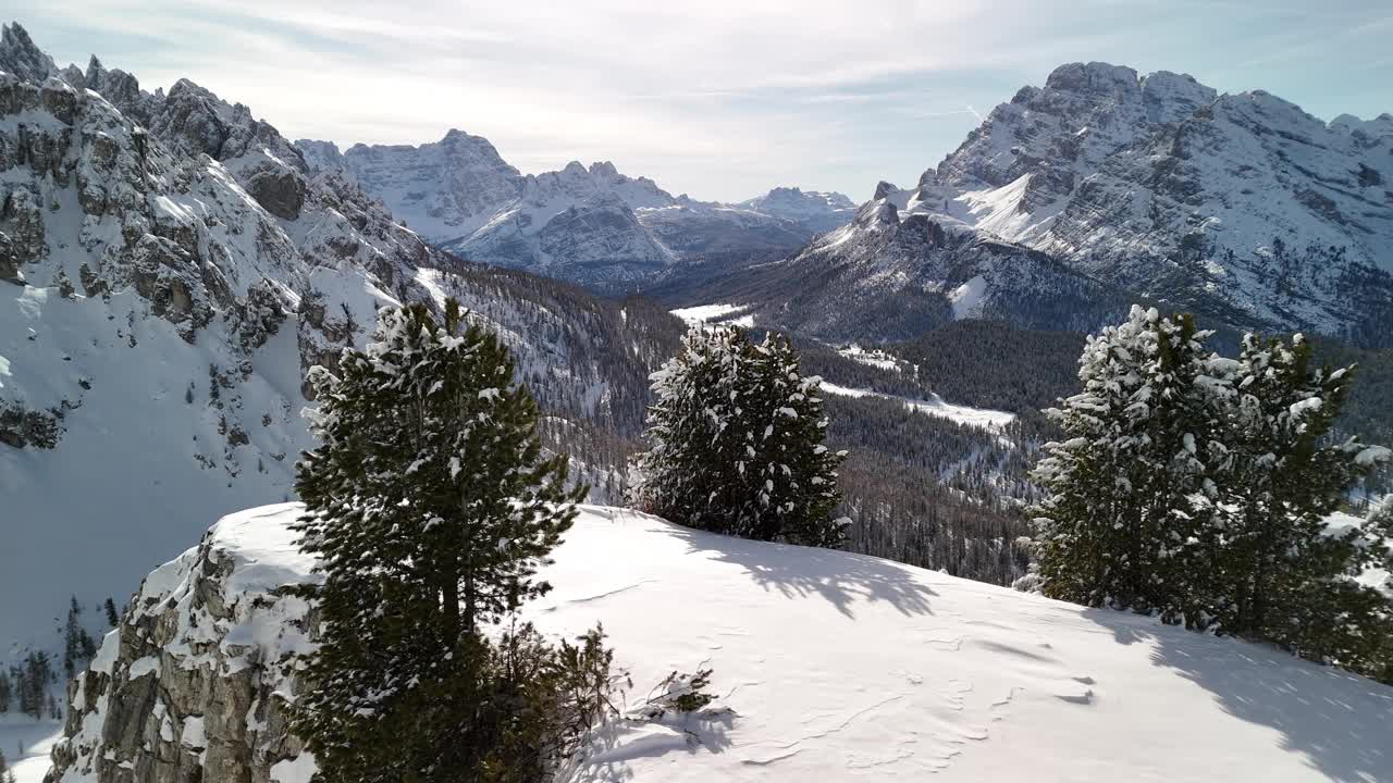 阿尔卑斯山的冬季仙境:宁静的雪景和雄伟的山峰视频素材