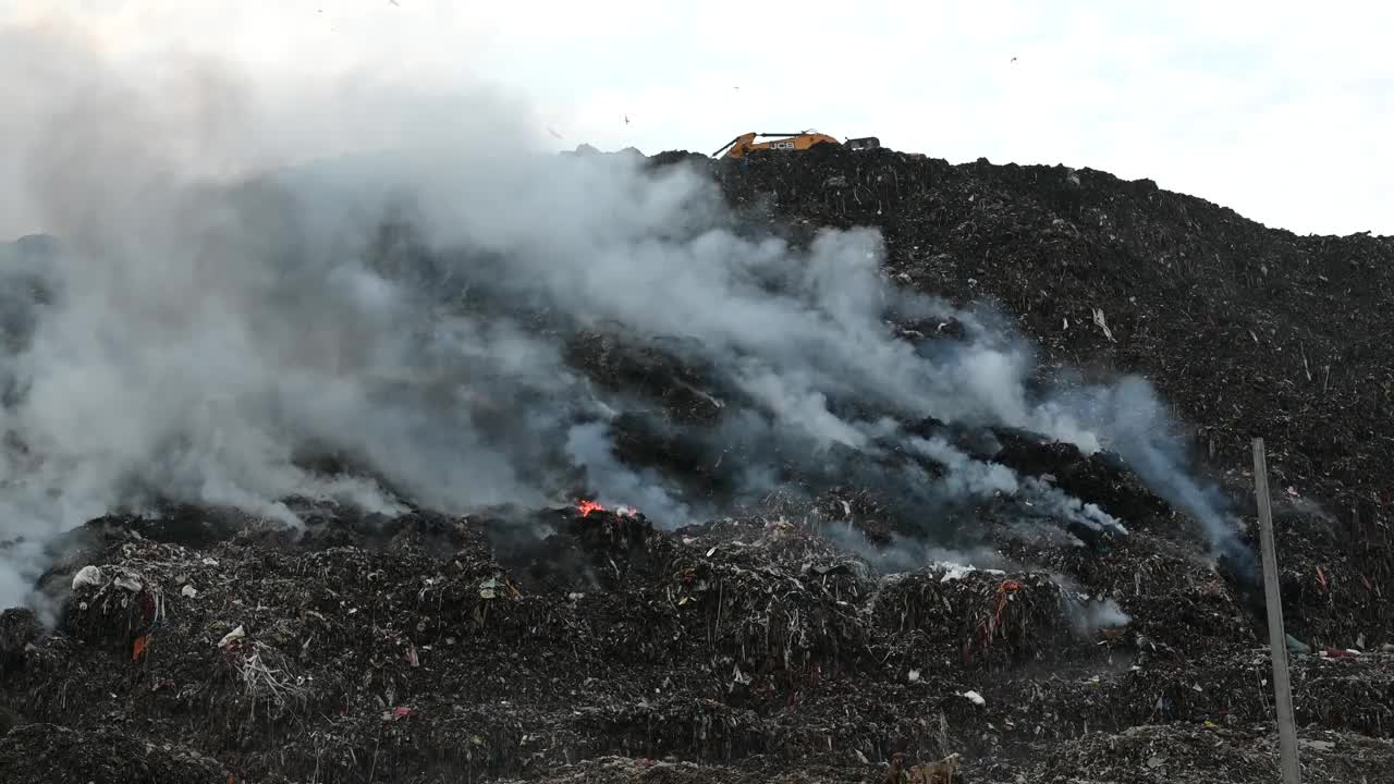 Ghazipur垃圾填埋场火灾产生的有毒烟雾污染空气视频下载