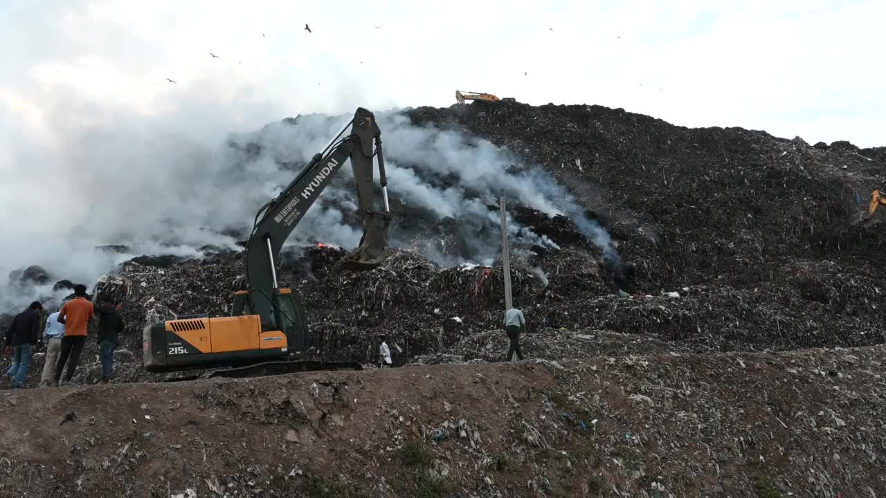 Ghazipur垃圾填埋场火灾视频素材