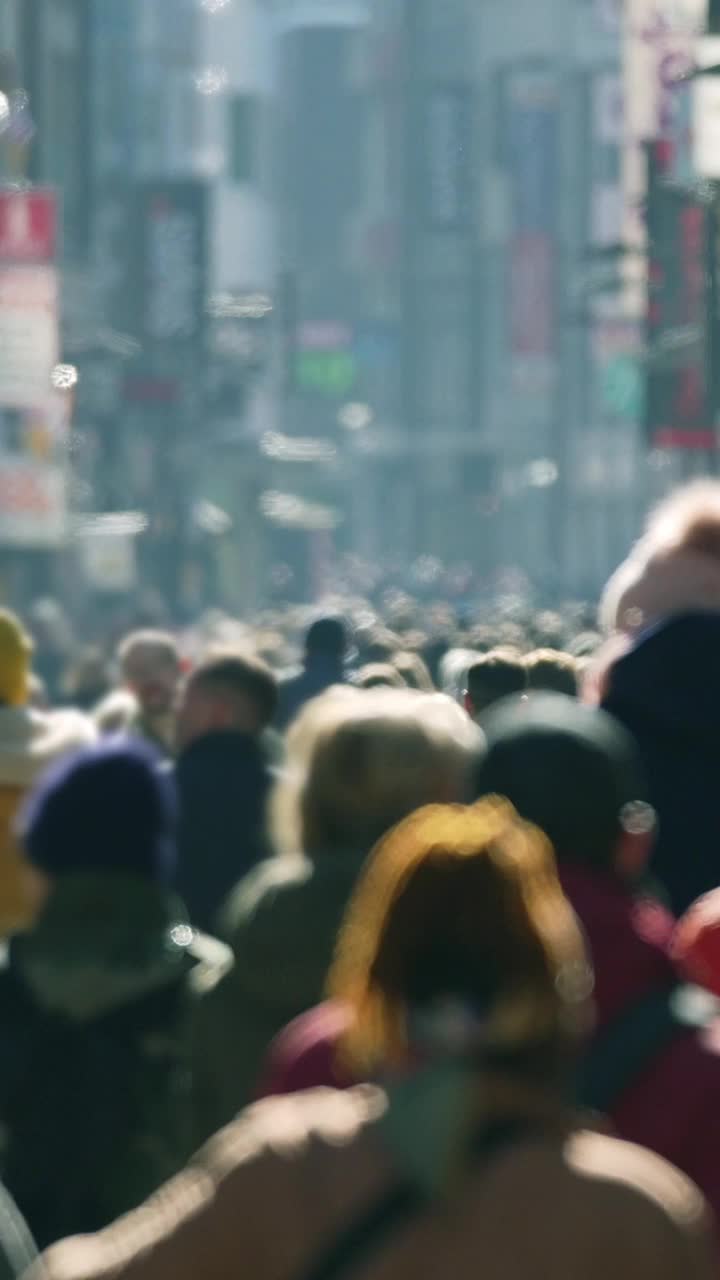 密集的人群走在大街上，背光的场景视频下载