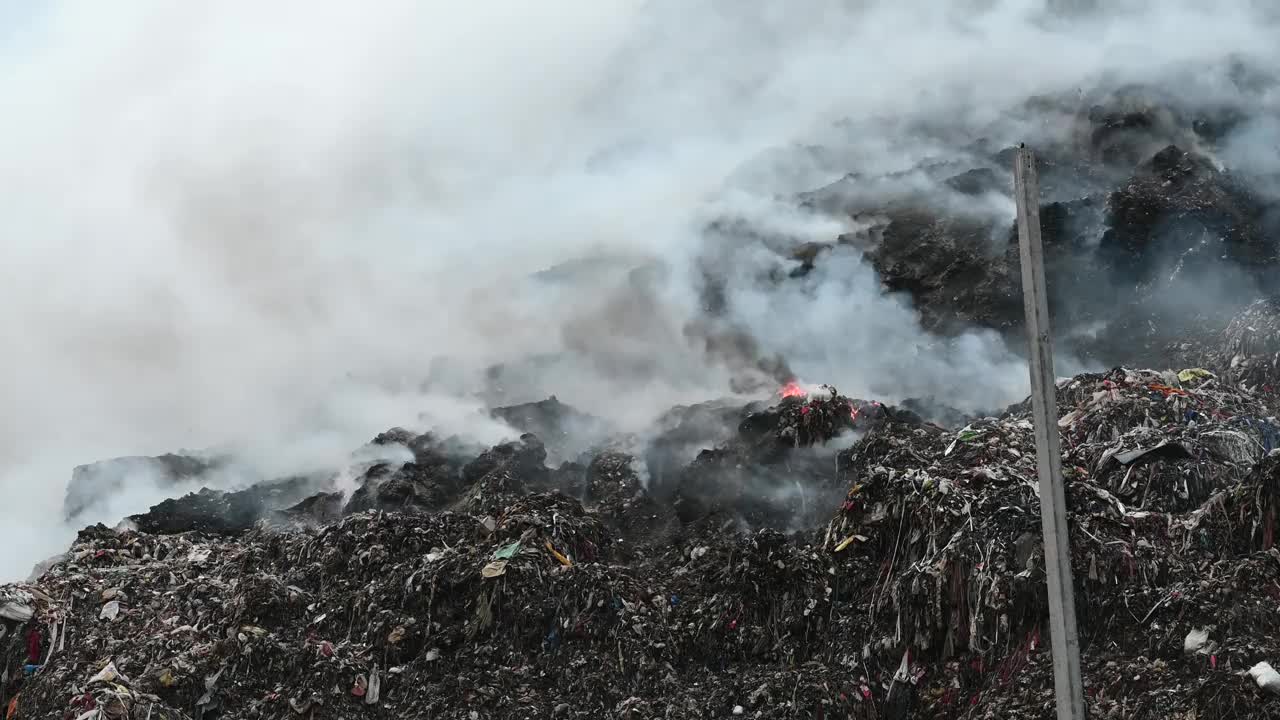 加兹普尔垃圾填埋场因火灾释放有毒烟雾，污染空气视频素材