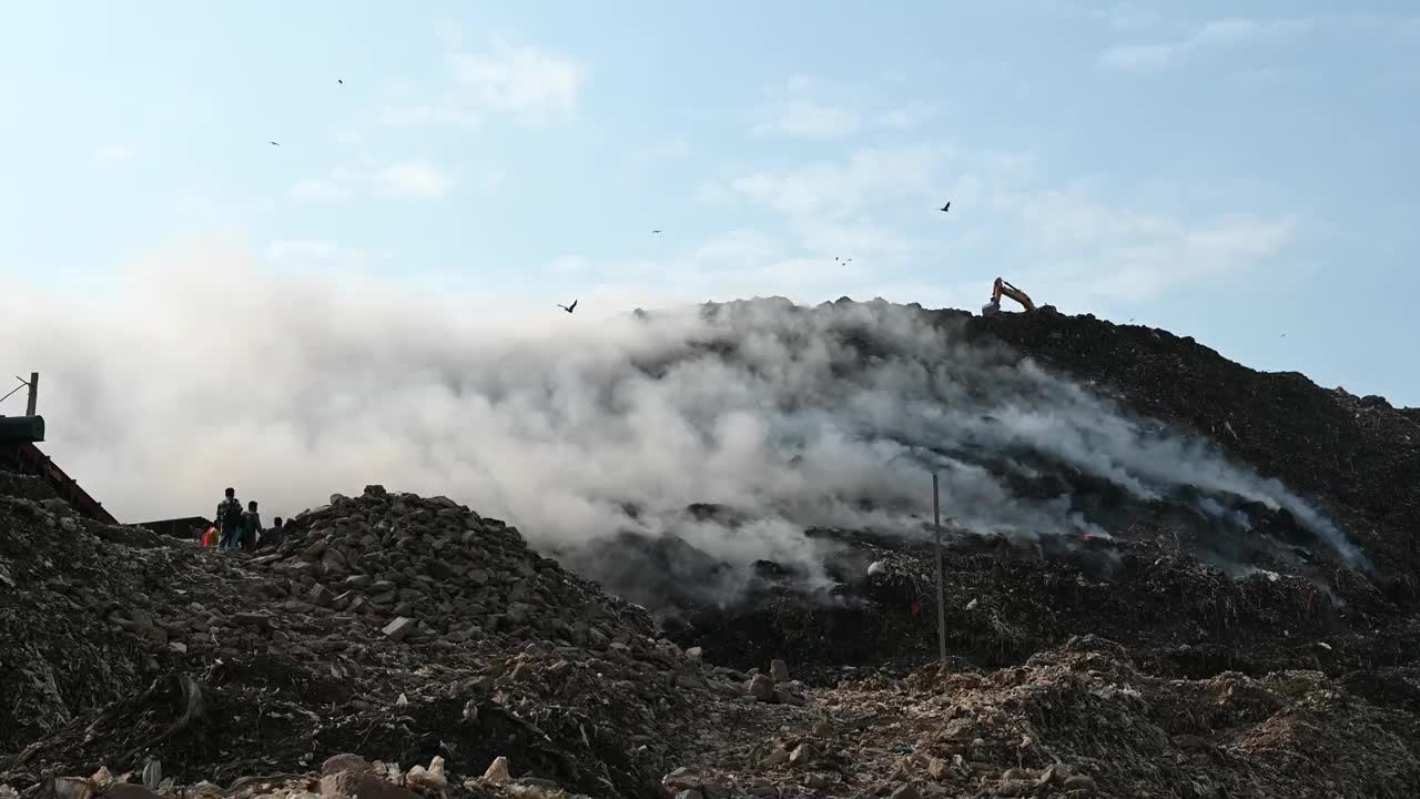 Ghazipur垃圾填埋场的火灾和烟雾视频素材