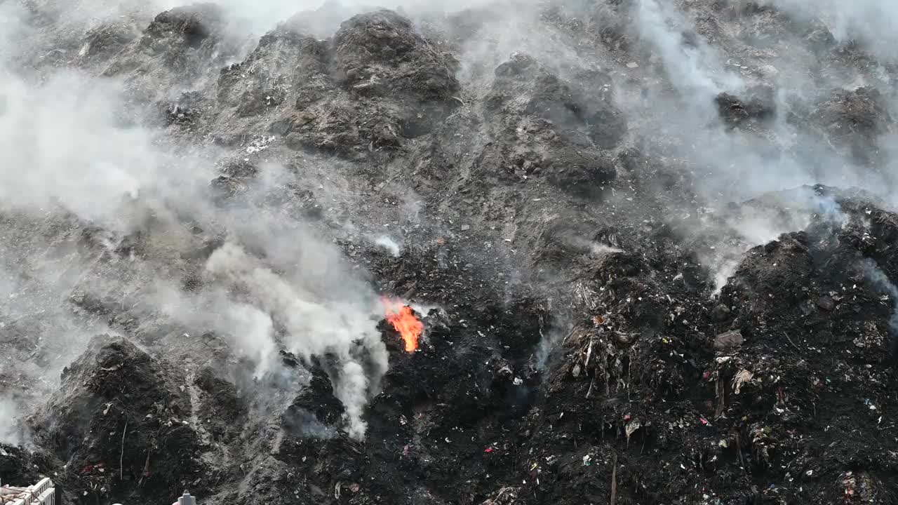 Ghazipur垃圾填埋场火灾造成严重空气污染视频下载