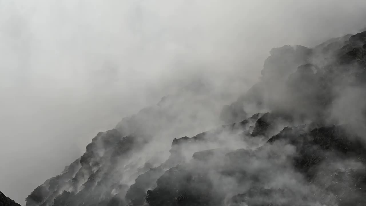 加济布尔最大的垃圾填埋场污染空气和环境视频下载