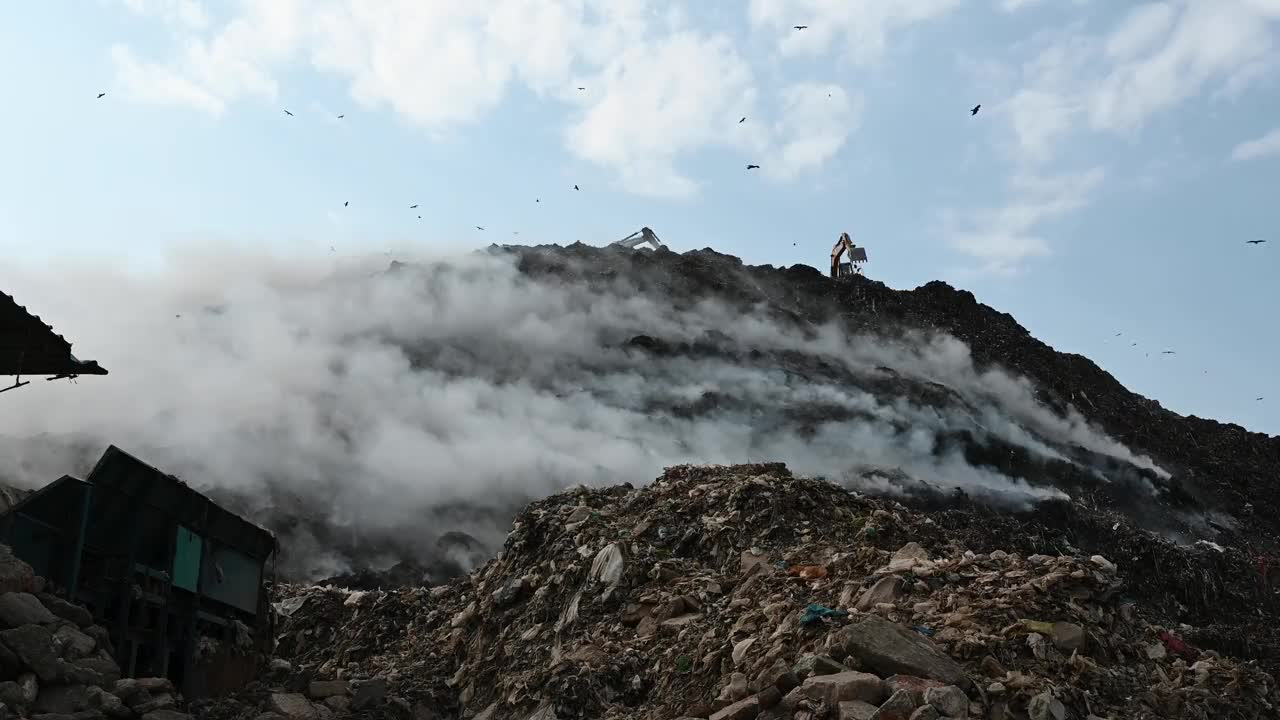 加兹普尔最大的垃圾填埋场发生垃圾火灾，加剧了空气污染视频下载