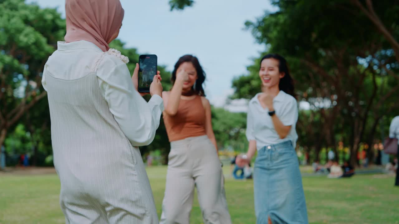 多样性女性朋友在公园记录有趣的舞蹈时刻视频下载