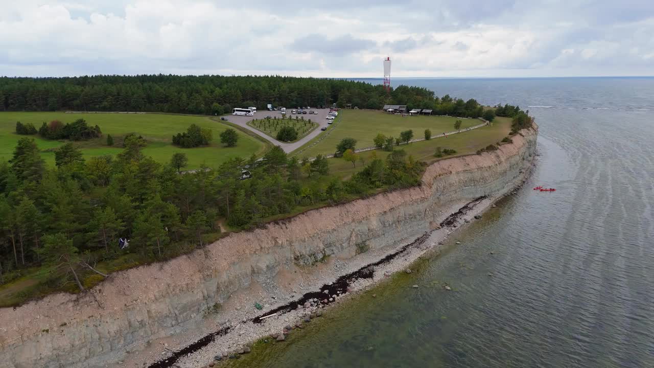 波罗的海Kuressaare附近的Saaremaa岛北岸，Panga海岸悬崖和灯塔。萨雷马，爱沙尼亚。潘加悬崖的4K全景航拍视频视频下载