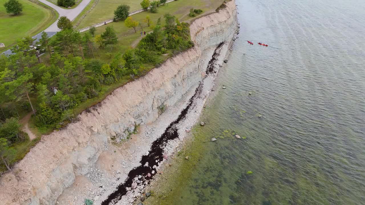 波罗的海Kuressaare附近的Saaremaa岛北岸，Panga海岸悬崖和灯塔。萨雷马，爱沙尼亚。潘加悬崖的4K全景航拍视频视频下载