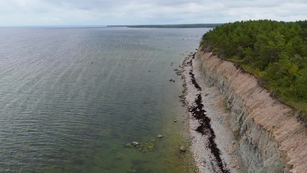 波罗的海Kuressaare附近的Saaremaa岛北岸，Panga海岸悬崖和灯塔。萨雷马，爱沙尼亚。潘加悬崖的4K全景航拍视频视频素材