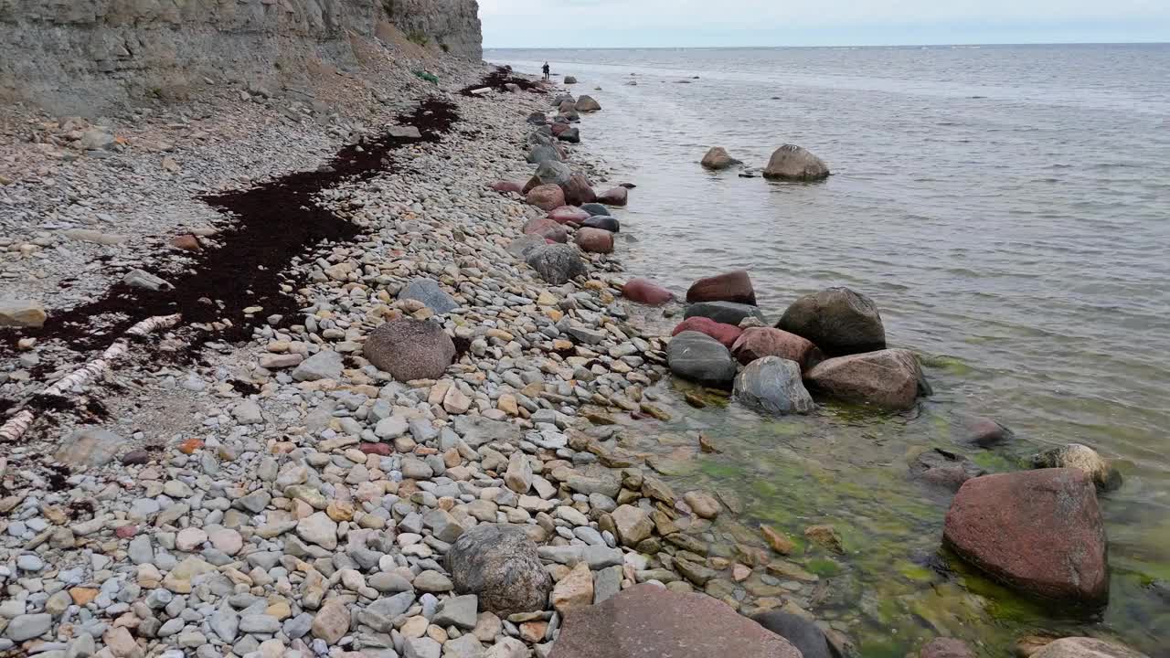 波罗的海Kuressaare附近的Saaremaa岛北岸，Panga海岸悬崖和灯塔。萨雷马，爱沙尼亚。潘加悬崖的4K全景航拍视频视频下载