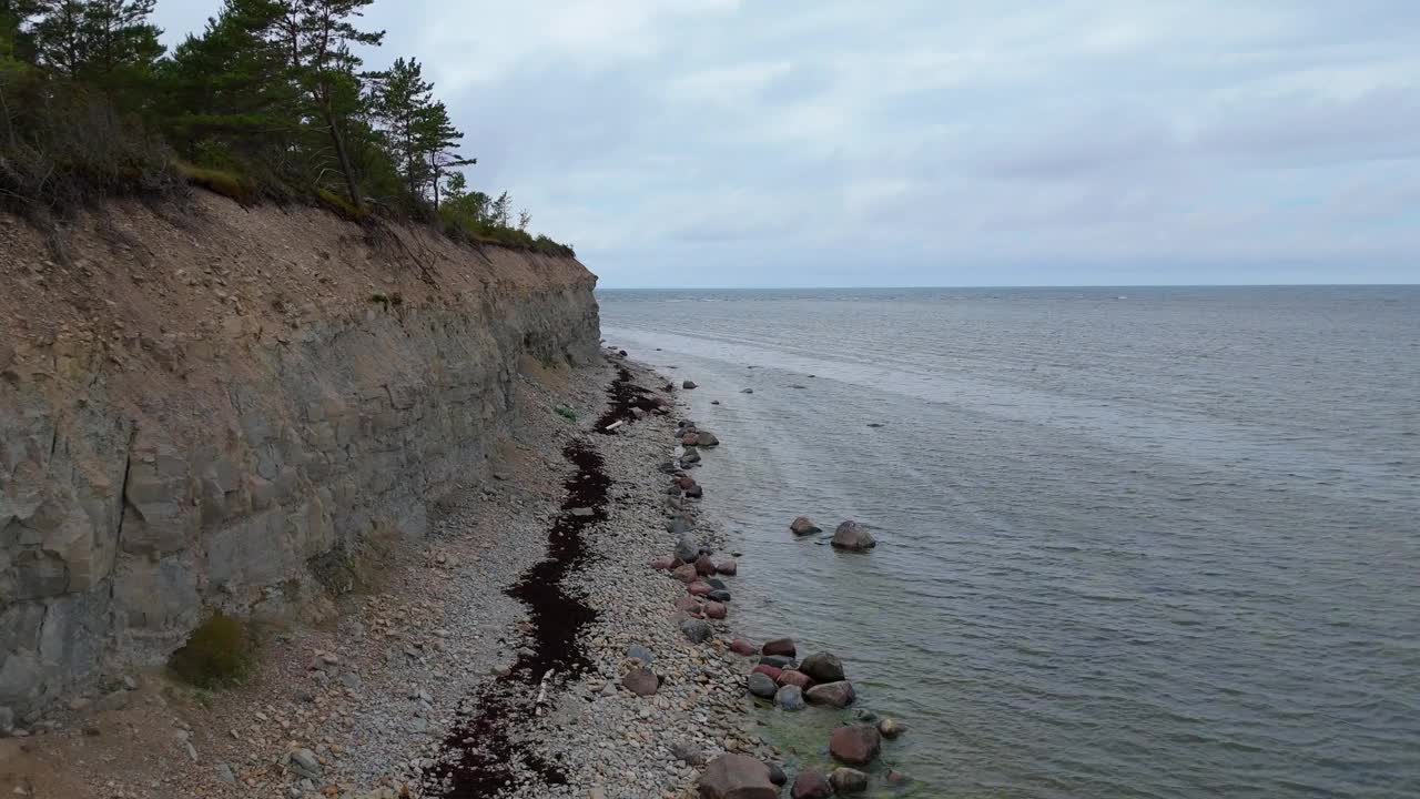 波罗的海Kuressaare附近的Saaremaa岛北岸，Panga海岸悬崖和灯塔。萨雷马，爱沙尼亚。潘加悬崖的4K全景航拍视频视频素材