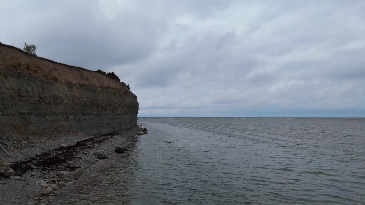 波罗的海Kuressaare附近的Saaremaa岛北岸，Panga海岸悬崖和灯塔。萨雷马，爱沙尼亚。潘加悬崖的4K全景航拍视频视频下载