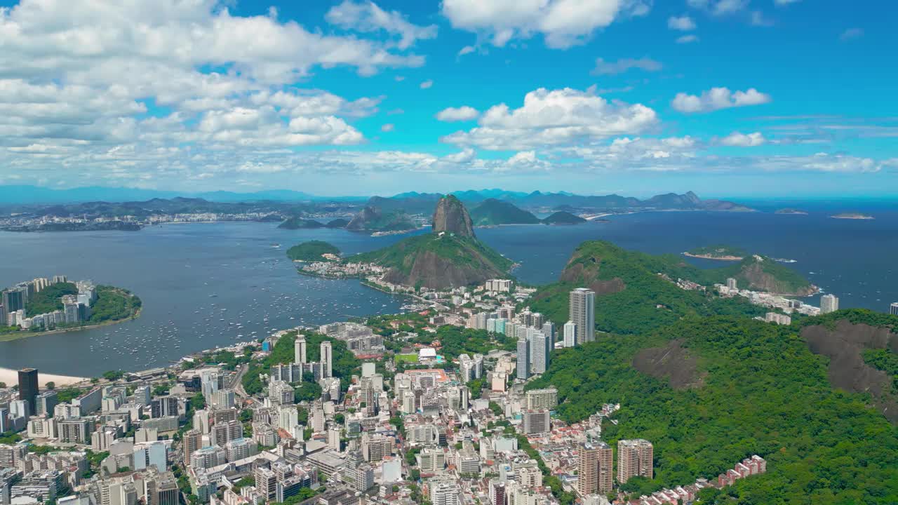 里约热内卢的城市景观鸟瞰图与山，海洋，和标志性的甜面包山在一个充满活力的蓝天。视频下载