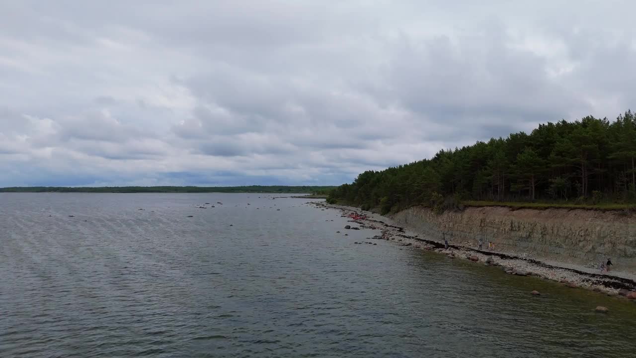 波罗的海Kuressaare附近的Saaremaa岛北岸，Panga海岸悬崖和灯塔。萨雷马，爱沙尼亚。潘加悬崖的4K全景航拍视频视频素材