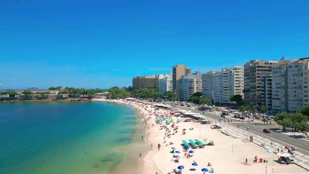 俯瞰美丽的城市海滩，人们在里约热内卢享受阳光和大海。视频素材