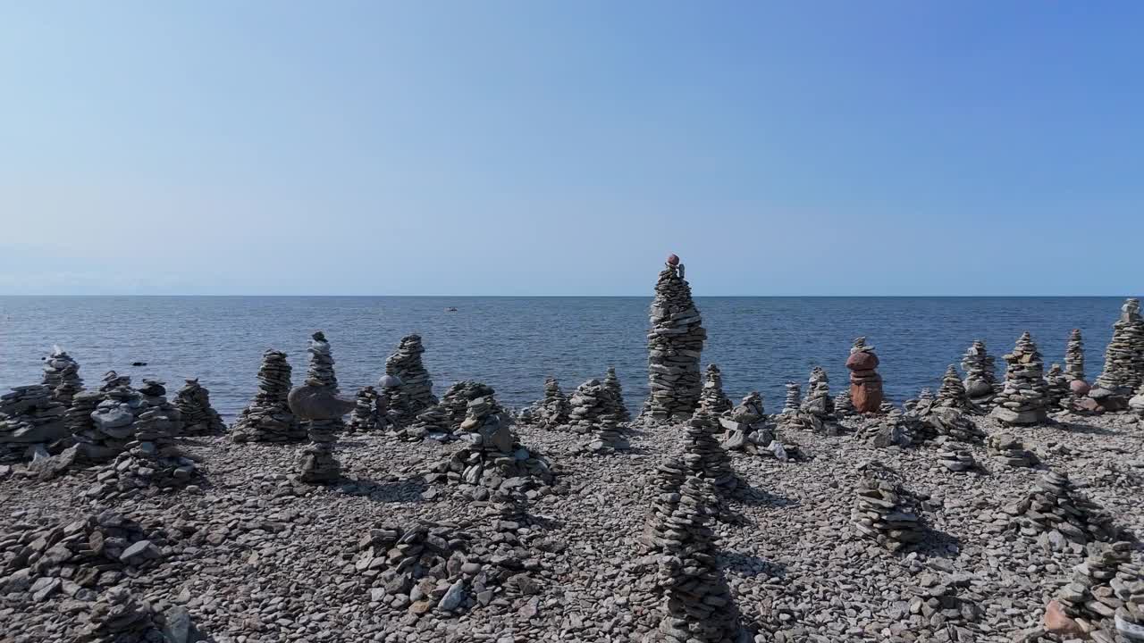 石塔海滩爱沙尼亚(波罗的海国家)，萨雷马岛，沿西南卵石滩海滩的平坦石头金字塔作为幸运符，奥萨萨雷图利克，基维兰德萨雷马岛，爱沙尼亚视频素材