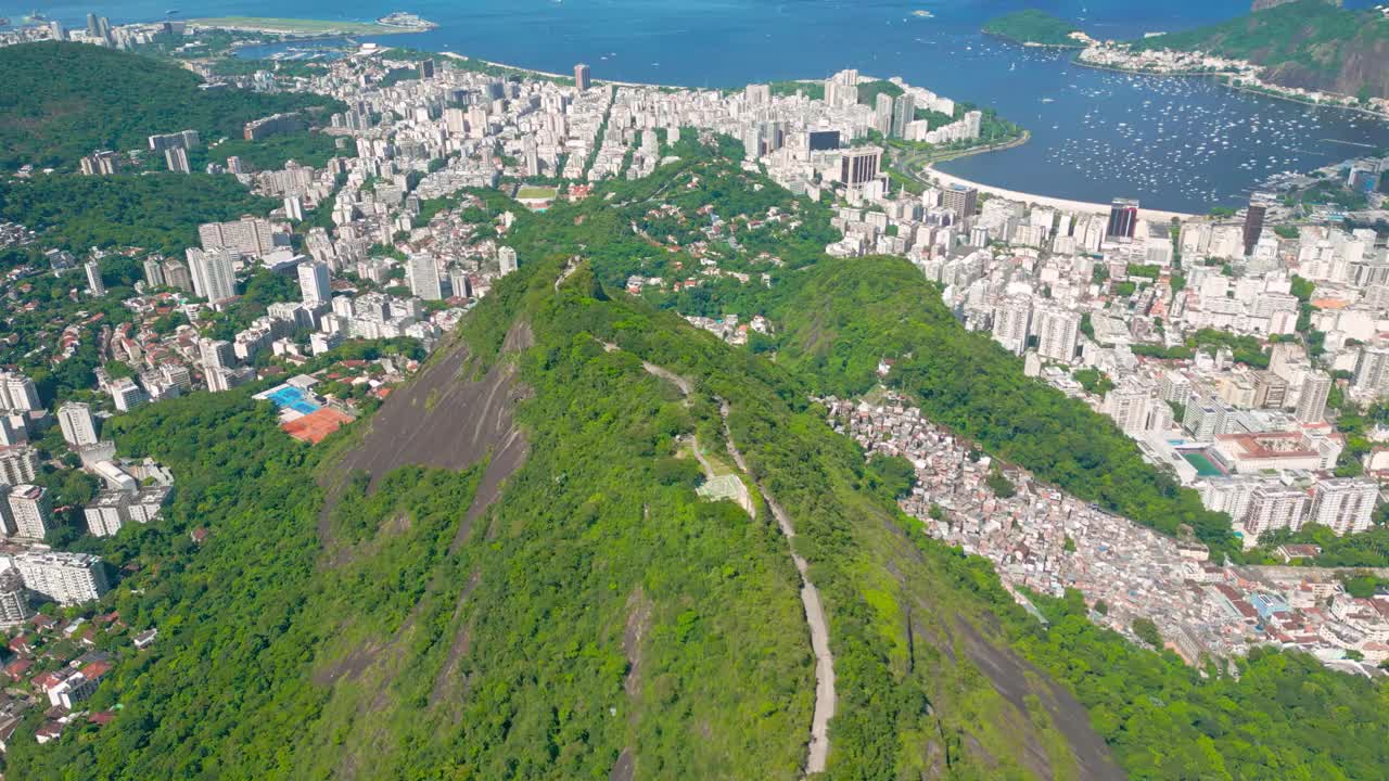 里约热内卢鸟瞰图，突出了郁郁葱葱的绿色植物、城市景观和沿海风景。视频素材