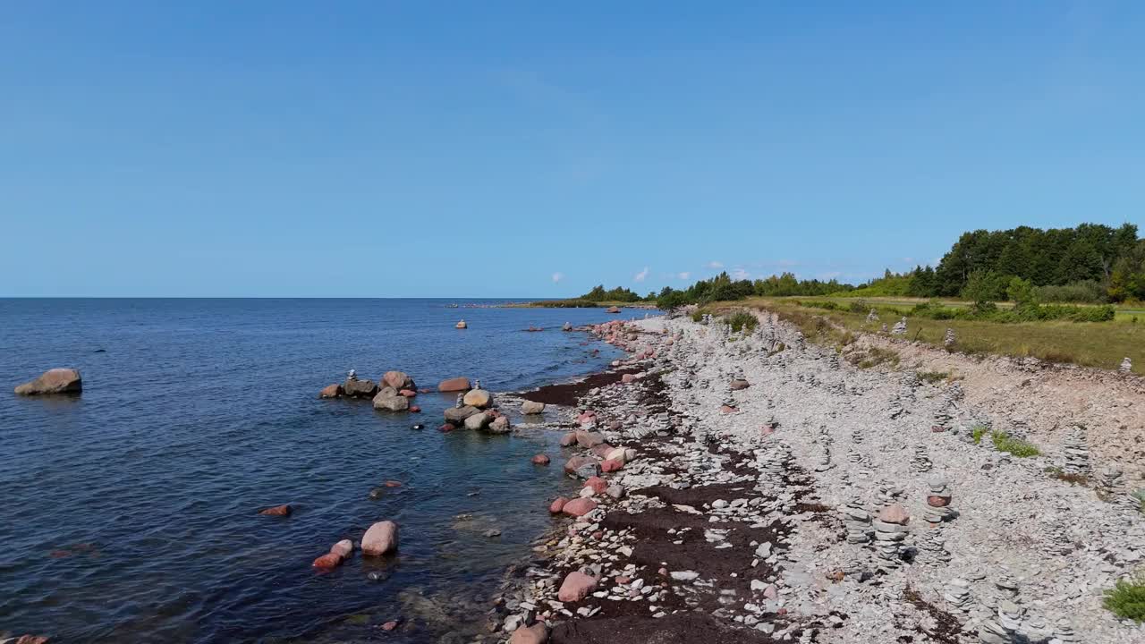 石塔海滩爱沙尼亚(波罗的海国家)，萨雷马岛，沿西南卵石滩海滩的平坦石头金字塔作为幸运符，奥萨萨雷图利克，基维兰德萨雷马岛，爱沙尼亚视频下载