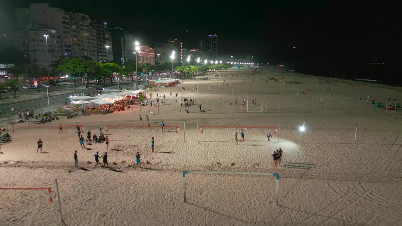 里约热内卢科帕卡巴纳海滩的夜景，灯光、人群和海滨帐篷。视频素材