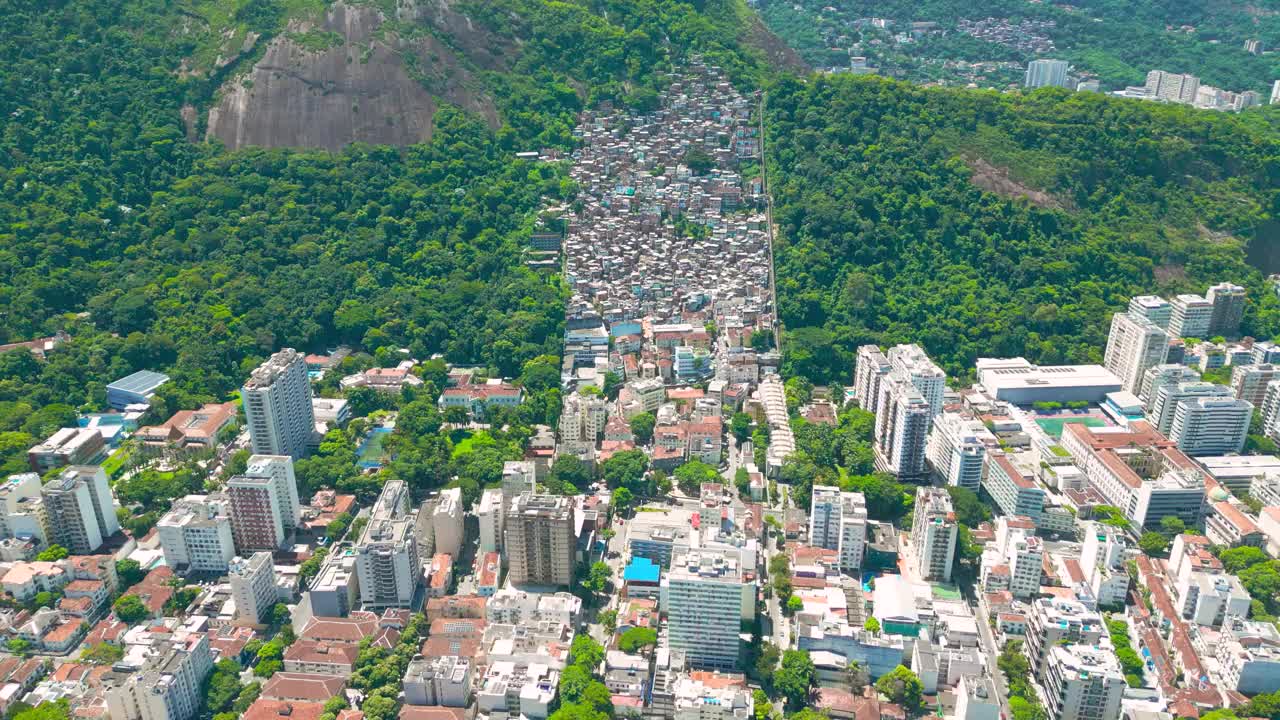 鸟瞰图:里约热内卢，郁郁葱葱的绿色植物中密集的贫民窟城市定居点。视频下载