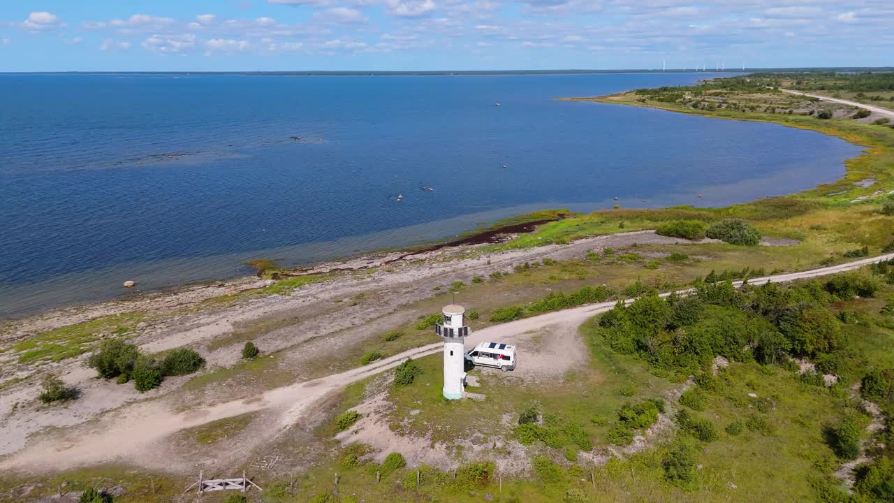 在萨雷马岛观光。Lõu灯塔地标和风景的位置在波罗的海海岸萨雷国家视频下载