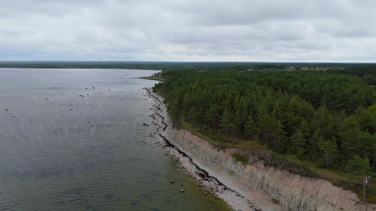 波罗的海Kuressaare附近的Saaremaa岛北岸，Panga海岸悬崖和灯塔。萨雷马，爱沙尼亚。潘加悬崖的4K全景航拍视频视频下载