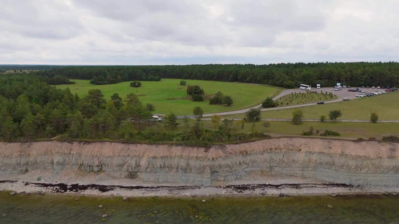 波罗的海Kuressaare附近的Saaremaa岛北岸，Panga海岸悬崖和灯塔。萨雷马，爱沙尼亚。潘加悬崖的4K全景航拍视频视频下载