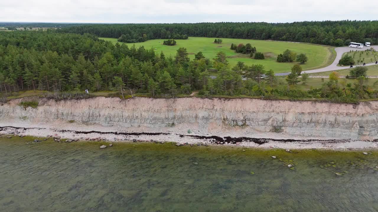 波罗的海Kuressaare附近的Saaremaa岛北岸，Panga海岸悬崖和灯塔。萨雷马，爱沙尼亚。潘加悬崖的4K全景航拍视频视频下载