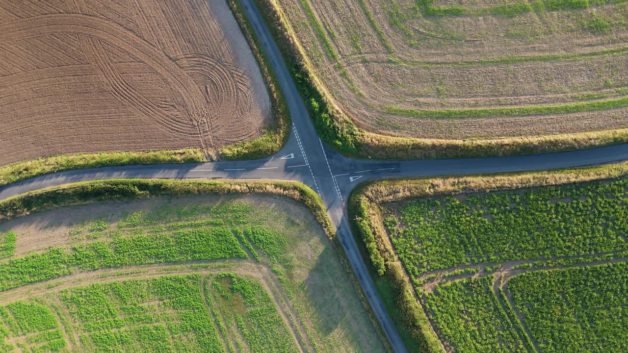 旋转式无人机/乡村十字路口的鸟瞰图视频素材