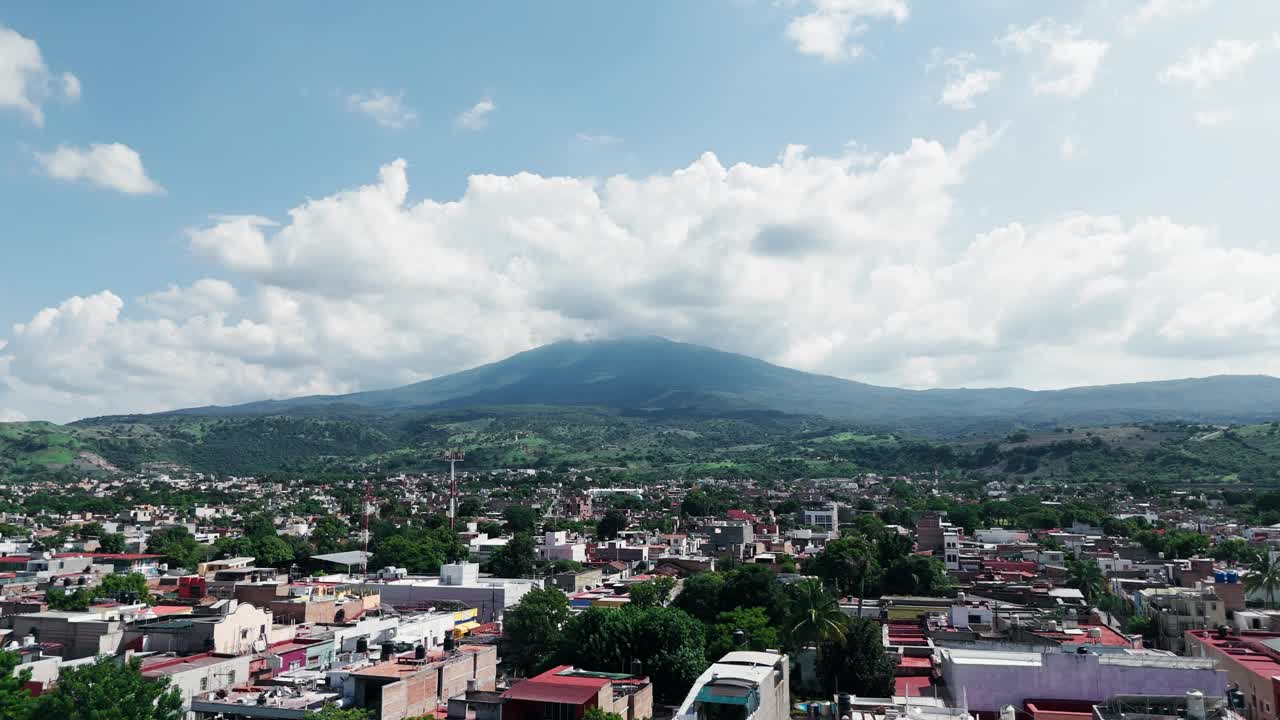 哈利斯科州传统的墨西哥龙舌兰镇的火山视频素材