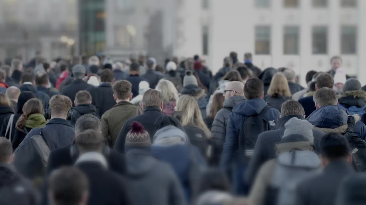 冬天上班的上班族后视图。视频下载