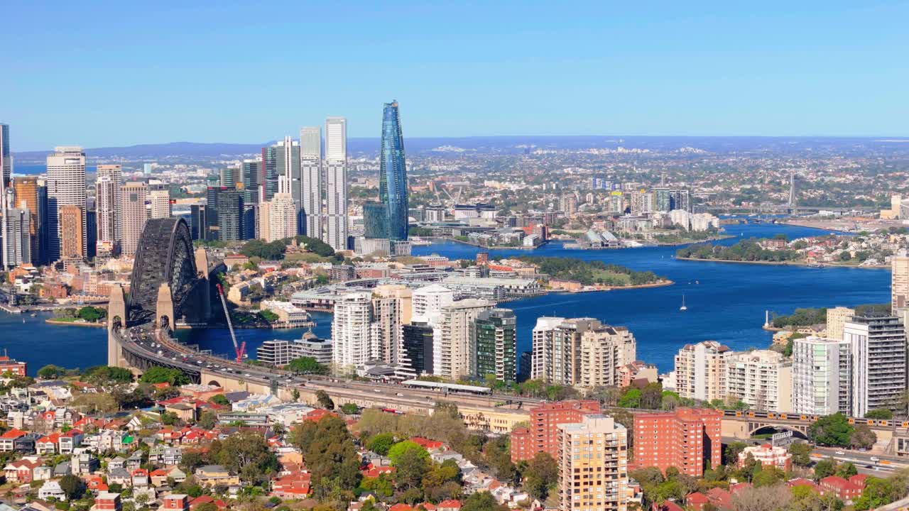 在一个阳光明媚的日子里，航拍的悉尼市，悉尼港和海港大桥俯瞰Milsons Point，新南威尔士州，澳大利亚视频下载