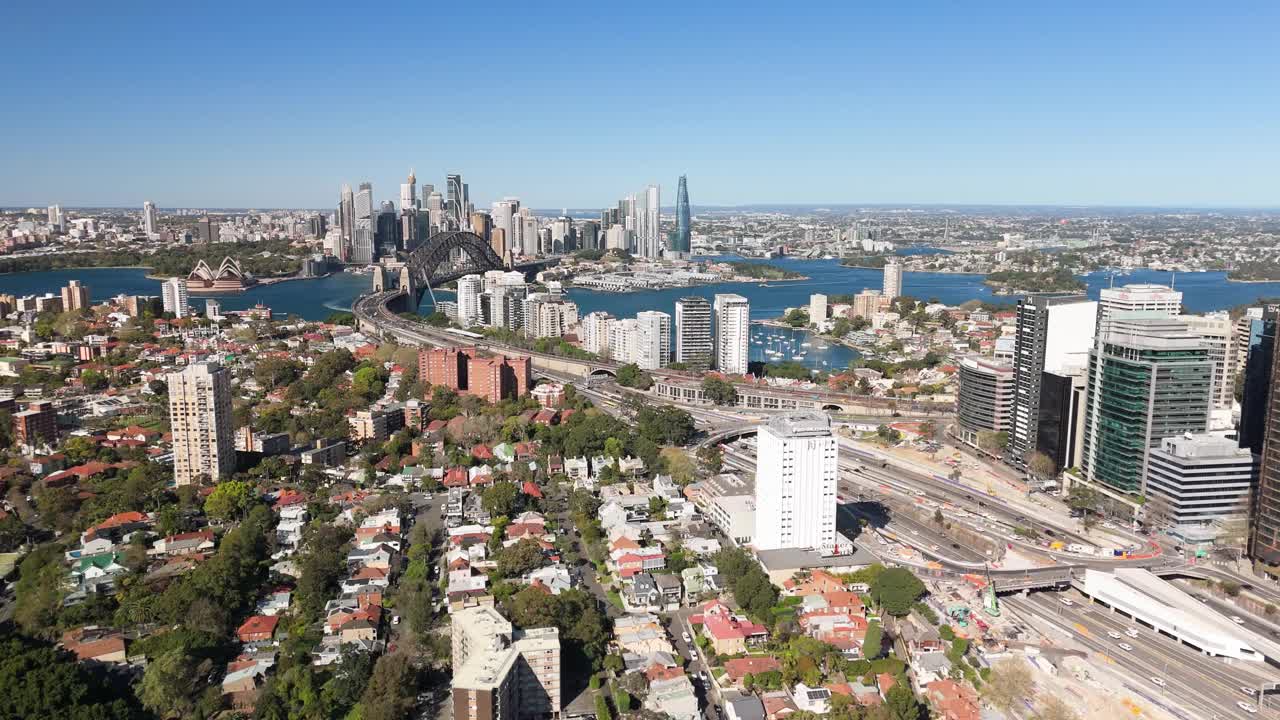 在一个阳光明媚的日子里，航拍的悉尼市，悉尼港和海港大桥俯瞰Milsons Point，新南威尔士州，澳大利亚视频下载