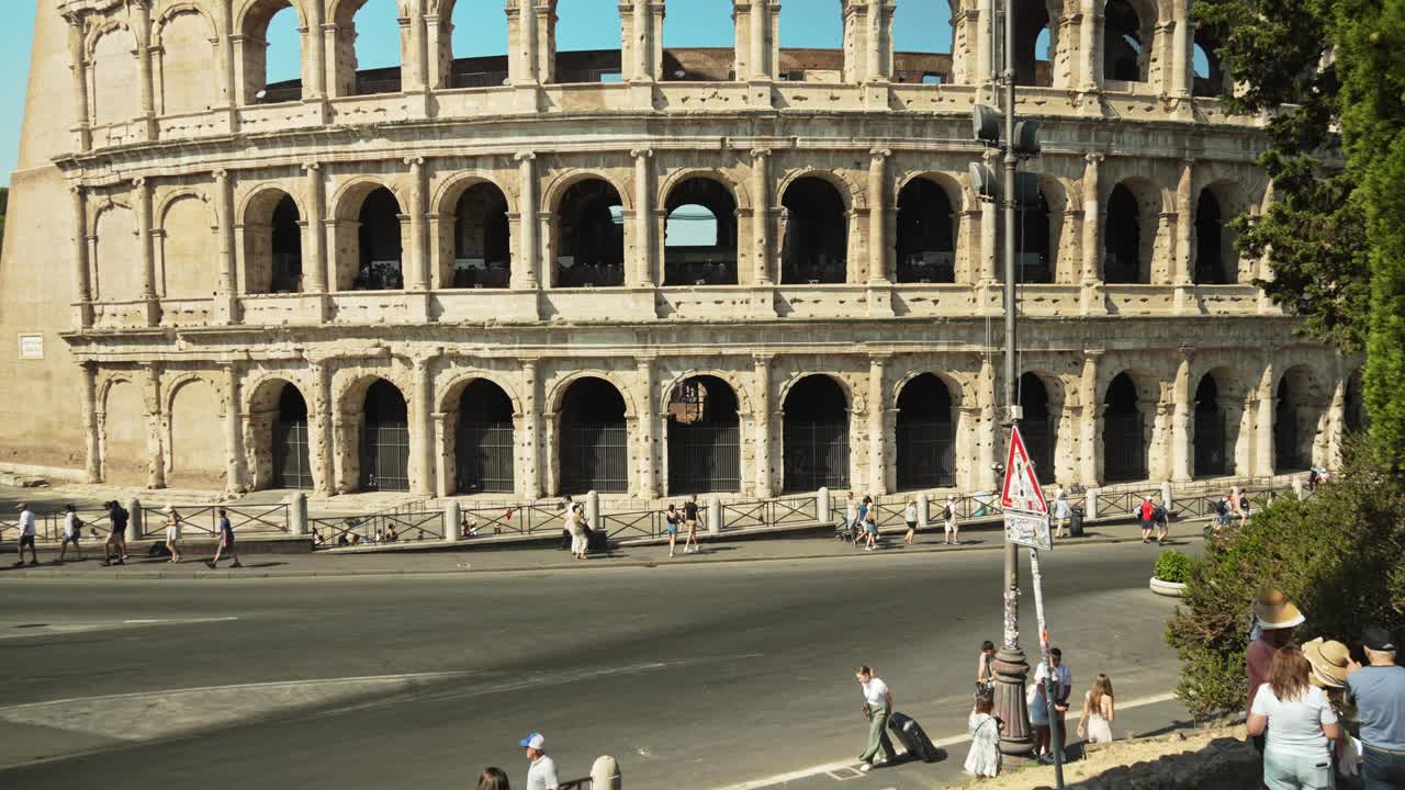 一群游客在罗马竞技场或弗拉维安圆形剧场附近漫步。圆形剧场或斗兽场。游览意大利的古罗马视频素材