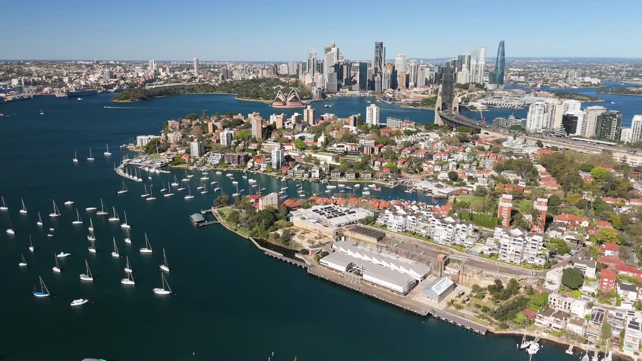 在一个阳光明媚的日子里，航拍的悉尼市，悉尼港和海港大桥俯瞰Milsons Point，新南威尔士州，澳大利亚视频下载