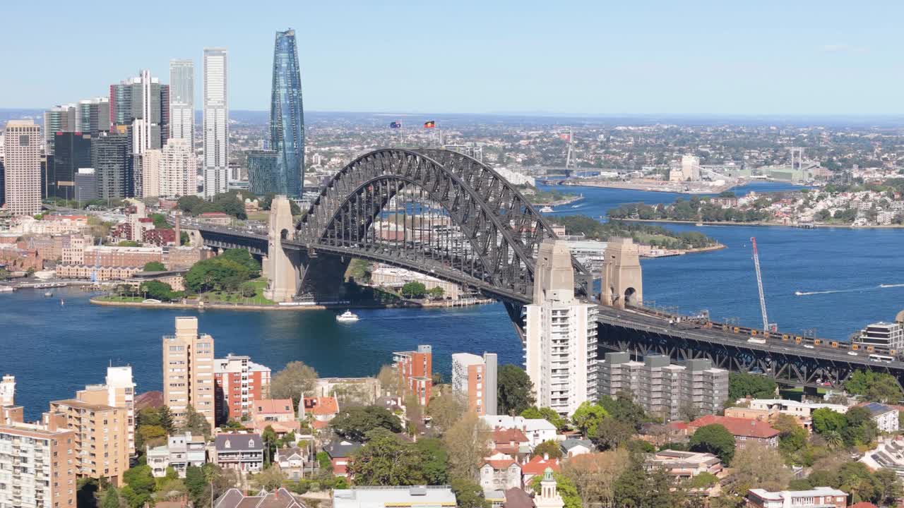 在一个阳光明媚的日子里，航拍的悉尼市，悉尼港和海港大桥俯瞰Milsons Point，新南威尔士州，澳大利亚视频下载