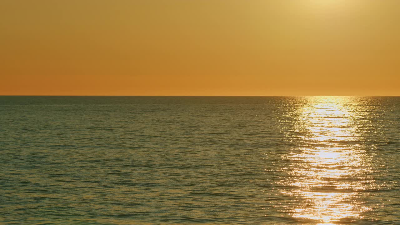 夏日日落海景。自然美景，水景。美丽的夏日海景。戏剧性的海上日落。缓慢的运动。视频下载