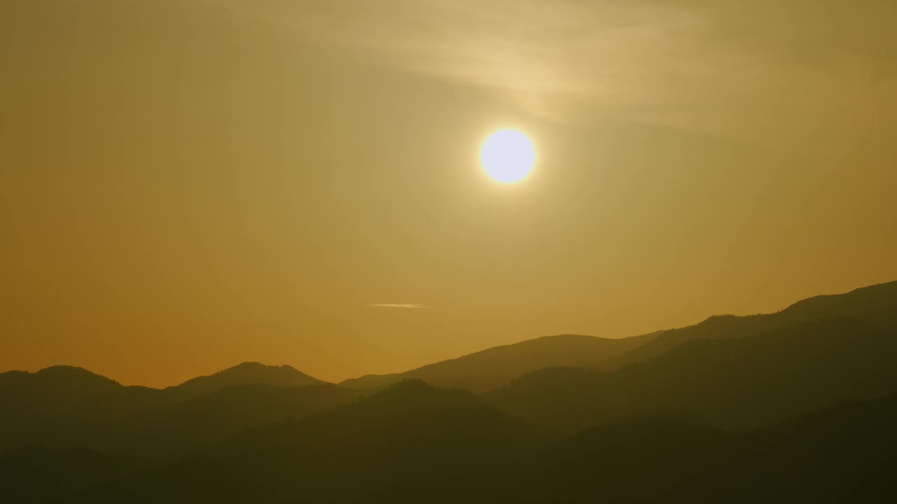 美丽的日出在山上。太阳金照明下充满活力的彩色早晨天空在山区。真正的时间。视频下载